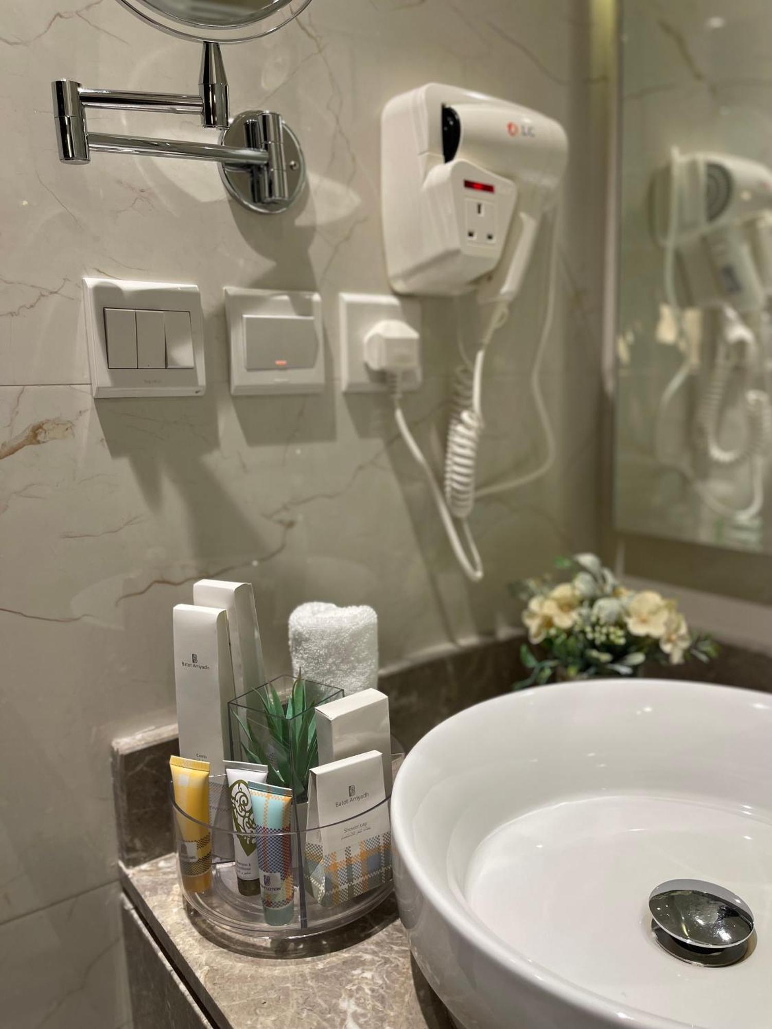 Private Oasis: Modern Self-check-in