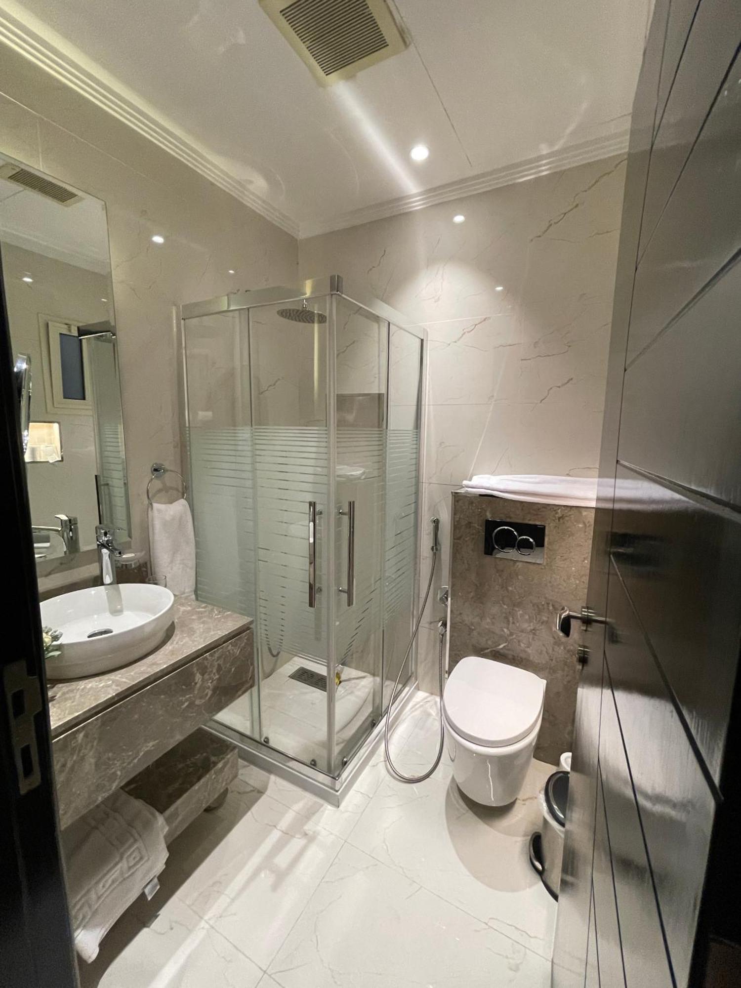 Private Oasis: Modern Self-check-in *